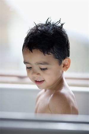 simsearch:640-01366031,k - Boy taking bath in a bathtub Foto de stock - Sin royalties Premium, Código: 640-01354437