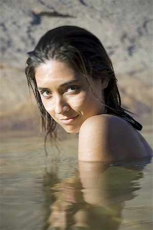 simsearch:640-01348453,k - Portrait d'une jeune femme dans un lac Photographie de stock - Premium Libres de Droits, Code: 640-01354449