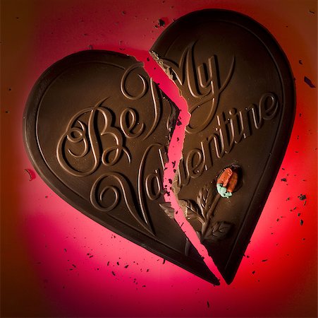 Gros plan d'un chocolat de valentin cassé Photographie de stock - Premium Libres de Droits, Code: 640-01354555