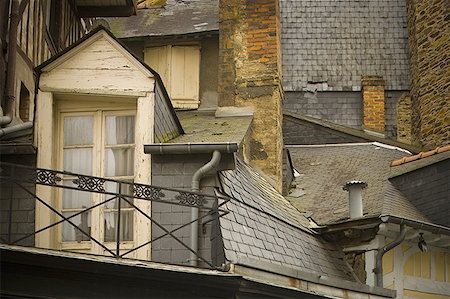 rennes - Low angle view of the balcony of a building Fotografie stock - Premium Royalty-Free, Codice: 640-01354569