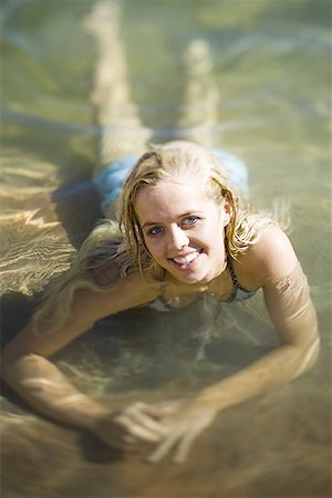 simsearch:640-01361225,k - Erhöhte Ansicht einer jungen Frau, die im Wasser liegen Stockbilder - Premium RF Lizenzfrei, Bildnummer: 640-01354738