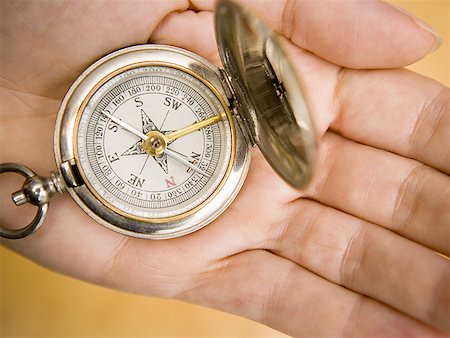 pocket watch - Close-up of a person holding a compass Foto de stock - Sin royalties Premium, Código: 640-01354809