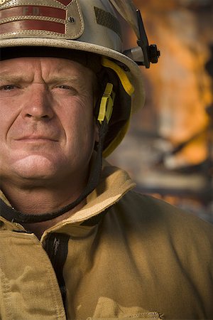 simsearch:640-01359145,k - Porträt von einem Feuerwehrmann Stockbilder - Premium RF Lizenzfrei, Bildnummer: 640-01354828