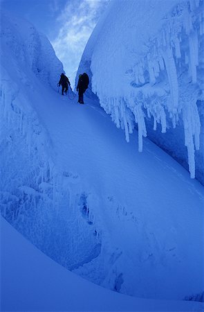 simsearch:640-01349855,k - Low angle view of two people hiking through snow covered terrain Foto de stock - Sin royalties Premium, Código: 640-01354956
