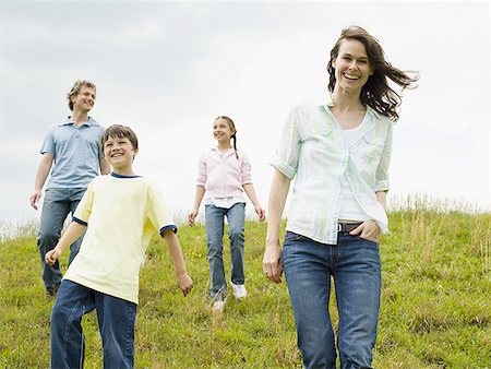 simsearch:640-01355342,k - Family walking in a field Foto de stock - Royalty Free Premium, Número: 640-01354962