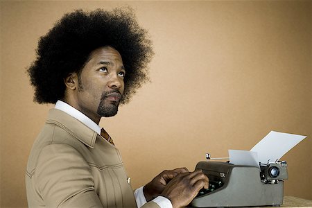 simsearch:640-01364674,k - Homme avec un afro en costume beige tapant sur une machine à écrire Photographie de stock - Premium Libres de Droits, Code: 640-01355214