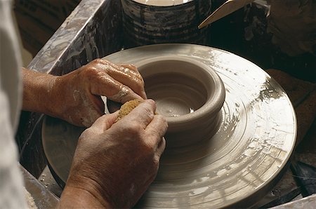 Male hands with pottery wheel and sponge Foto de stock - Sin royalties Premium, Código: 640-01355253