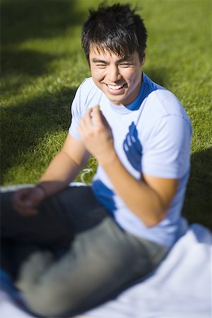 simsearch:640-01348453,k - Vue grand angle d'un jeune homme souriant Photographie de stock - Premium Libres de Droits, Code: 640-01355305