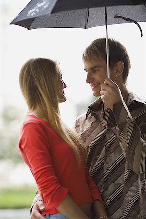 romantic girl boy pictures - Teenage couple under an umbrella Foto de stock - Sin royalties Premium, Código: 640-01355320