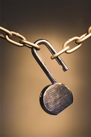simsearch:640-01352306,k - Close-up of a chain with an open padlock Foto de stock - Sin royalties Premium, Código: 640-01355382