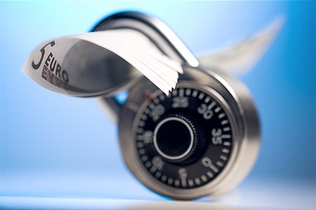 Close-up of a combination lock and a euro bill Foto de stock - Royalty Free Premium, Número: 640-01355439