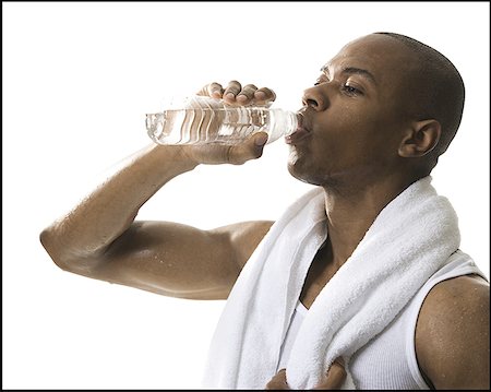 Gros plan d'un jeune homme l'eau potable d'une bouteille Photographie de stock - Premium Libres de Droits, Code: 640-01355568