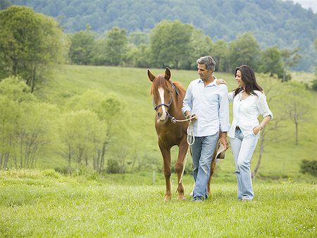 man and a woman walking with a horse Foto de stock - Sin royalties Premium, Código: 640-01355577