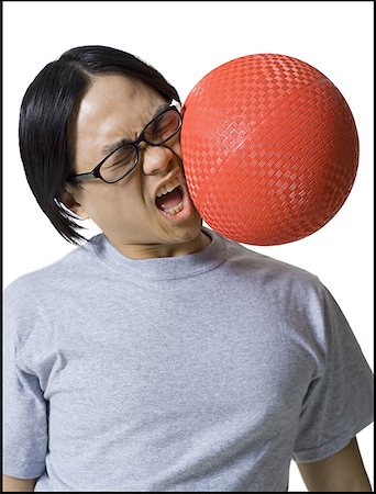 pequeño accidente - Ball striking a young man's face Foto de stock - Sin royalties Premium, Código: 640-01355607