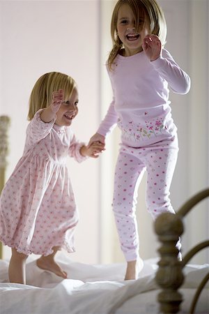 simsearch:640-01360792,k - Zwei Mädchen auf dem Bett springen Stockbilder - Premium RF Lizenzfrei, Bildnummer: 640-01355838