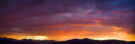 Nuages et un coucher de soleil sur une chaîne de montagnes Photographie de stock - Premium Libres de Droits, Code: 640-01355907