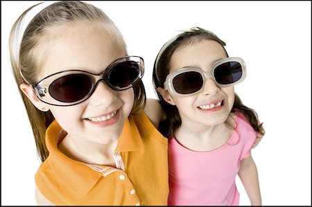people cutout - Vue grand angle de deux jeunes filles portant des lunettes de soleil Photographie de stock - Premium Libres de Droits, Code: 640-01355918