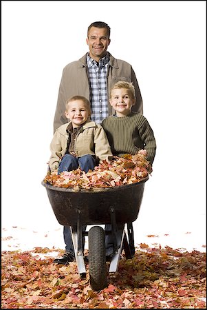 simsearch:640-02770515,k - Father pushing two sons in a wheelbarrow Foto de stock - Royalty Free Premium, Número: 640-01355910