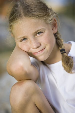 simsearch:640-01355893,k - Portrait d'une jeune fille souriant Photographie de stock - Premium Libres de Droits, Code: 640-01356071