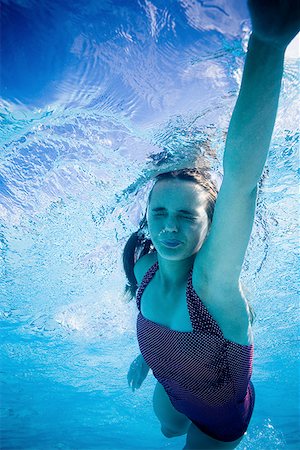 simsearch:640-02769541,k - Fille de nager sous l'eau dans la piscine Photographie de stock - Premium Libres de Droits, Code: 640-01356581