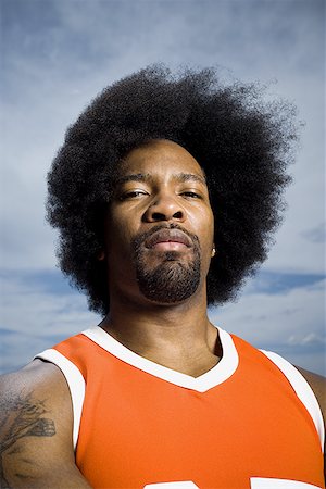 simsearch:640-01364674,k - Joueur de basket-ball avec une coupe afro orange uniforme Photographie de stock - Premium Libres de Droits, Code: 640-01356736