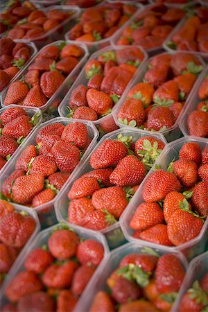 simsearch:614-06718243,k - High angle view of red ripe strawberries for sale Foto de stock - Sin royalties Premium, Código: 640-01356749