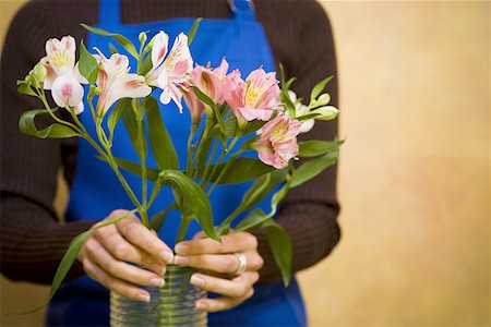 Florist preparing floral arrangement Fotografie stock - Premium Royalty-Free, Codice: 640-01356823