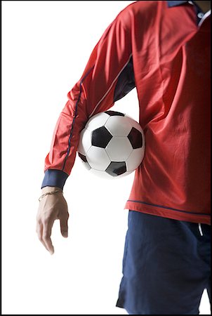 simsearch:640-01359251,k - Milieu vue en coupe d'un jeune homme tenant un ballon de soccer Photographie de stock - Premium Libres de Droits, Code: 640-01356916