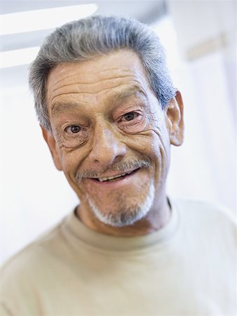 simsearch:640-01362840,k - Portrait d'un homme senior souriant Photographie de stock - Premium Libres de Droits, Code: 640-01357110