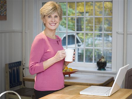 Portrait of a mature woman holding a coffee cup Stock Photo - Premium Royalty-Free, Code: 640-01357134