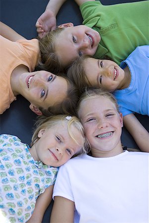 simsearch:640-01364143,k - Erhöhte Ansicht von fünf Mädchen zusammen liegend Stockbilder - Premium RF Lizenzfrei, Bildnummer: 640-01357151