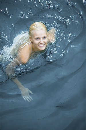 simsearch:640-01361225,k - Erhöhte Ansicht einer jungen Frau, Schwimmen Stockbilder - Premium RF Lizenzfrei, Bildnummer: 640-01357162