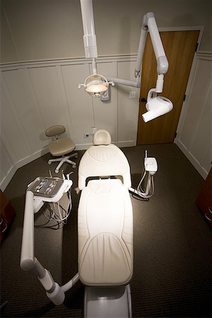 simsearch:640-02771694,k - Dental chair in office with no people Foto de stock - Sin royalties Premium, Código: 640-01357315