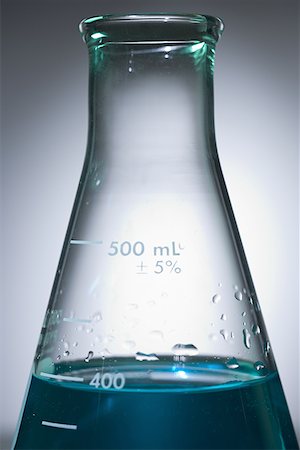 simsearch:670-03734302,k - Gros plan des gobelets avec liquide de couleur Photographie de stock - Premium Libres de Droits, Code: 640-01357379