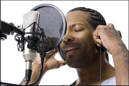 African American man singing into microphone Foto de stock - Sin royalties Premium, Código: 640-01357468