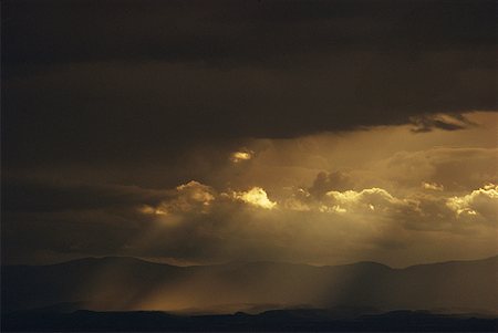 View of sunlight through dark clouds Foto de stock - Sin royalties Premium, Código: 640-01357579
