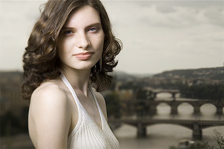 sepia nature photography - Portrait d'une jeune femme debout Photographie de stock - Premium Libres de Droits, Code: 640-01357650