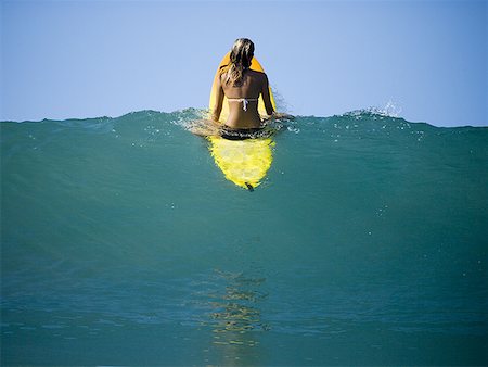 photos manuel antonio national park - Rear view of a young woman sitting on a surfboard Foto de stock - Sin royalties Premium, Código: 640-01357702