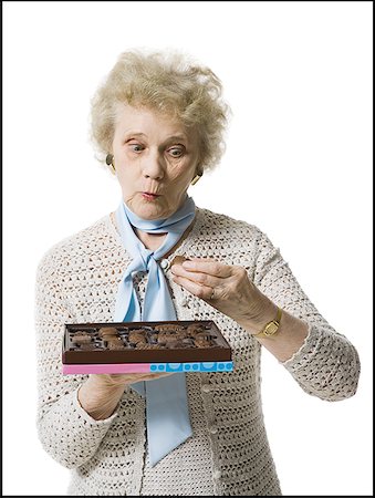 simsearch:640-03259003,k - Femme plus âgée maintenant une boîte de chocolats Photographie de stock - Premium Libres de Droits, Code: 640-01357734