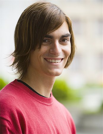 simsearch:640-01364192,k - Portrait of a young man smiling Foto de stock - Royalty Free Premium, Número: 640-01358119