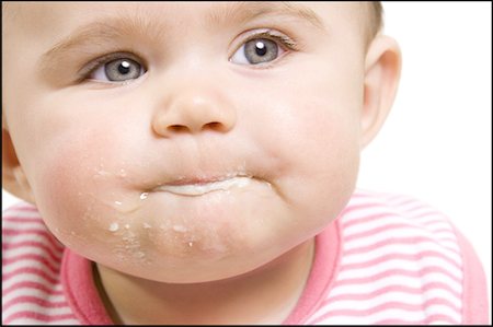 early childhood education - Gros plan d'un bébé avec de la nourriture sur le menton Photographie de stock - Premium Libres de Droits, Code: 640-01358190