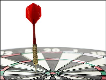 dartscheibe - Nahaufnahme von einem Dart auf eine Dartscheibe Stockbilder - Premium RF Lizenzfrei, Bildnummer: 640-01358319