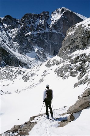 simsearch:640-01353833,k - Erhöhte Ansicht von einem Wanderer Blick auf einem Berggipfel Stockbilder - Premium RF Lizenzfrei, Bildnummer: 640-01358373