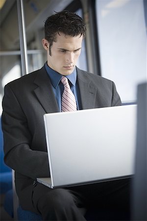 Young businessman using a laptop Foto de stock - Sin royalties Premium, Código: 640-01358423