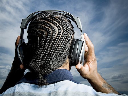 simsearch:640-02772872,k - Homme afro-américain, écouter de la musique sur le casque Photographie de stock - Premium Libres de Droits, Code: 640-01358587