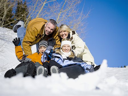 Portrait of an adult couple and their two children in snow Foto de stock - Sin royalties Premium, Código: 640-01358622