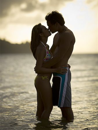 simsearch:640-01359819,k - Young couple kissing at sunset in the ocean Foto de stock - Sin royalties Premium, Código: 640-01358709