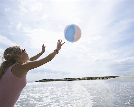 simsearch:640-01353510,k - Four young people playing with a beach ball Fotografie stock - Premium Royalty-Free, Codice: 640-01358803