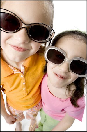 people cutout - Vue grand angle de deux jeunes filles portant des lunettes de soleil Photographie de stock - Premium Libres de Droits, Code: 640-01358839