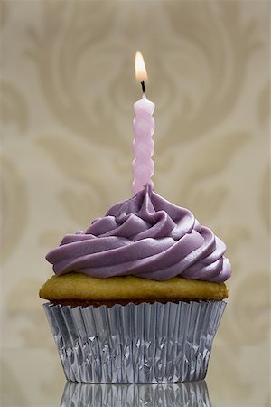 Cupcake with one birthday candle Stock Photo - Premium Royalty-Free, Code: 640-01358888